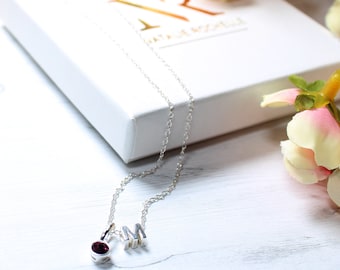 Collar personalizado e inicial de piedra de nacimiento de plata esterlina