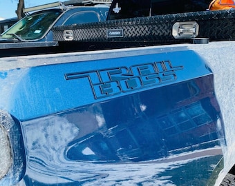 Insignia personalizada de 1/8 "Thick Trailboss Bedside Emblem badge con adhesivo