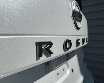 Emblema de plástico ABS de 1/16" de grosor, compatible con todos los modelos Nissan Rouge 2021-2026 (no son calcomanías de vinilo delgadas).