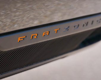 Insertos de letras para difusor de parachoques trasero Fratzonic, compatibles con Dodge Charger Daytona RT Scat Pack 2025+, plástico ABS premium / Fabricado en EE. UU.