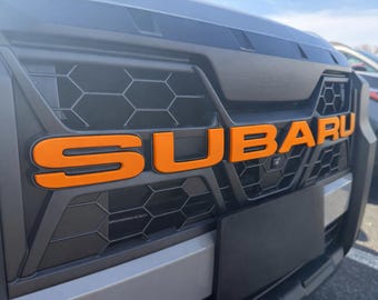 2026年式スバル・アウトバック・ワイルドネス・エディション対応フロントグリルレターオーバーレイ、厚さ1/16インチのABS樹脂製（薄いビニールデカールではありません）