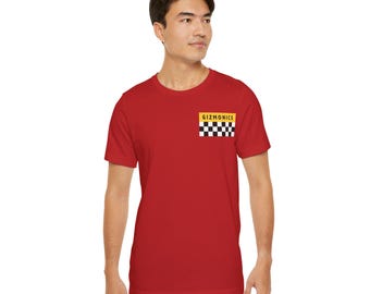 Può includere: T-shirt rosso a maniche corte con una grafica a scacchi bianco e nero e il testo "GIZMONICS" in giallo.