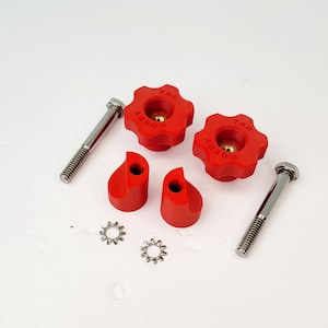 Puede incluir: Dos pomos de plástico rojo con el texto "SORRY" y "YAK" en ellos. También se incluyen dos tornillos plateados y dos arandelas plateadas.