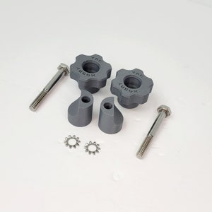 Puede incluir: Dos pomos de plástico gris con la palabra "Hobby" y el número "44" impresos en ellos. También se incluyen dos tornillos plateados y dos arandelas plateadas.