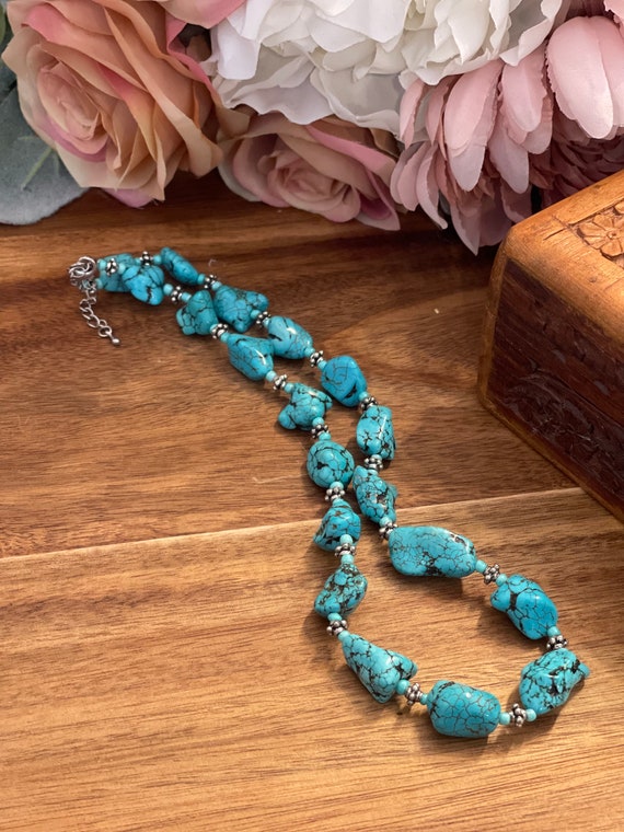 Vintage Turquoise color nugget dyed Howlite Neckla
