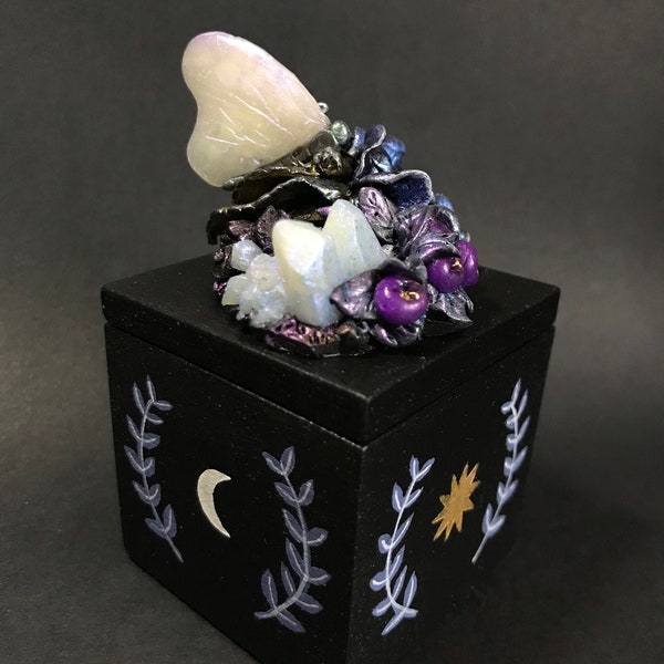 Boîte à bijoux "Papillon" de style onirique, en bois, peinte et décorée d’une figurine, à motif floral, végétal, minéral, animal et céleste