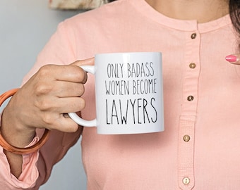 Lustige Tasse für Juristin, Nur Badass Frauen werden Juristen, humorvolle Frau Anwalt Geschenk, Coworker Boss Geschenk, Jura Schule Abschluss Geschenk