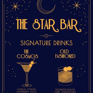 K&ouml;nnte beinhalten: Ein Vintage-Poster f&uuml;r eine Bar namens "The Star Bar" mit einem Halbmond und Sternen im Hintergrund. Das Poster wirbt f&uuml;r zwei Signature-Drinks: "The Cosmos" und "Old Fashioned". Jedes Getr&auml;nk ist mit einem Cocktailglas und einer Zutatenliste illustriert.