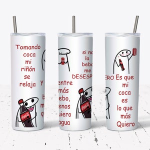 Może przedstawiać: Trzy białe kubki z czerwonym tekstem i ilustracjami. Kubki przedstawiają kreskówkową postać trzymającą butelkę Coca-Coli. Tekst na kubkach brzmi "Tomando coca mi riñón se relaja y", "Entre más bebo, menos quiero agua", i "Pero Es que mi coca es lo que más quiero".