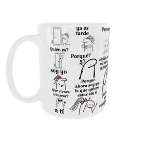 Peut inclure: Un mug en céramique blanche orné d'illustrations au trait noir représentant des personnages de dessins animés avec des accessoires capillaires rouges. Le mug affiche du texte en espagnol, notamment Quien es, soy yo, ya es tarde et Porque.
