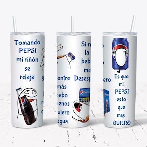 Może przedstawiać: Biały kubek ze słomką, ozdobiony ilustracjami z kreskówek i hiszpańskim tekstem. Projekt ma niebiesko-czerwony motyw Pepsi z różnymi frazami i obrazami związanymi z Pepsi.