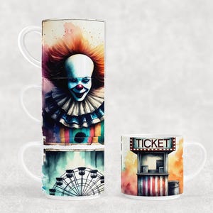 Puede incluir: Tazas de cerámica blanca con un diseño de acuarela de un payaso aterrador con cabello rojo y un cuello con volantes. Una taza muestra una taquilla con la palabra "TICKET". Las tazas están apiladas y tienen asas blancas.