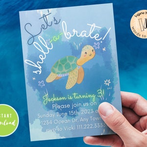 Puede incluir: Una invitación acuarela azul y verde con una tortuga de mar de dibujos animados. La invitación dice "Let's shell-a-brate!" e incluye el texto "¡Jackson cumple 3!"  "Por favor, únase a nosotros el domingo 15 de junio de 2023 en 1234 Ocean Dr, Any Town. rsvp a Vicki 111.222.3333"