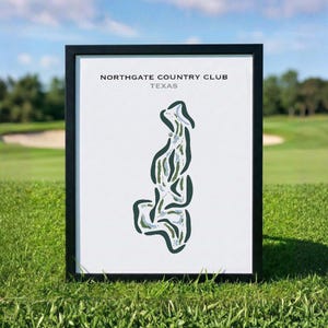 Puede incluir: Una impresión enmarcada que presenta un mapa estilizado del Northgate Country Club en Texas. La obra muestra un diseño de campo de golf en verde oscuro y azul claro sobre un fondo blanco, con el texto NORTHGATE COUNTRY CLUB TEXAS arriba.