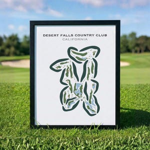 Puede incluir: Impresión enmarcada del campo de golf Desert Falls Country Club en California. El diseño del campo se muestra en verde y azul sobre un fondo blanco, con el nombre y la ubicación del club en la parte superior. El marco es negro.