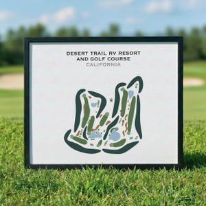 Può includere: Una stampa incorniciata del Desert Trail RV Resort e del Golf Course in California. L'opera presenta una mappa del campo da golf in tonalità di verde, blu e marrone su sfondo bianco. La stampa è esposta su una superficie erbosa.