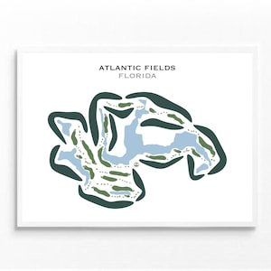 Puede incluir: Una impresión enmarcada que presenta un mapa estilizado de Atlantic Fields, Florida. El mapa utiliza tonos de azul y verde para representar el diseño del campo de golf sobre un fondo blanco. El texto "ATLANTIC FIELDS FLORIDA" está impreso en la parte superior.