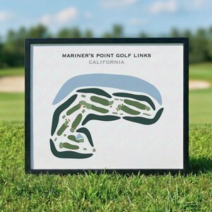 Peut inclure: Impression encadrée des Mariner's Point Golf Links en Californie. L'œuvre présente une carte stylisée du parcours de golf, avec des fairways verts et des plans d'eau sur fond blanc. L'impression est dans un cadre noir, exposée sur de l'herbe.