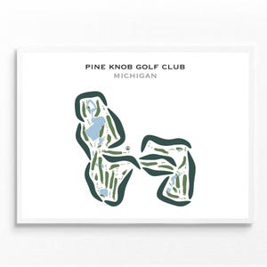 Puede incluir: Impresión enmarcada que muestra un mapa de un campo de golf. El mapa utiliza tonos verdes y azules, con el texto "PINE KNOB GOLF CLUB MICHIGAN" en la parte superior. El diseño del campo es abstracto y artístico.