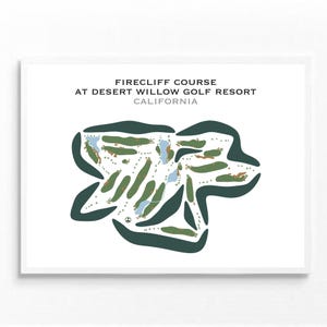 Può includere: Una stampa incorniciata del Firecliff Course presso il Desert Willow Golf Resort in California. Il layout del campo da golf è raffigurato in verde e blu su sfondo bianco, con il nome e la posizione del campo in alto.