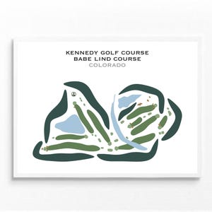 Puede incluir: Una impresión enmarcada que presenta un mapa estilizado del Kennedy Golf Course, Babe Lind Course en Colorado. El diseño utiliza verde, azul y blanco para representar el diseño del campo, con texto en la parte superior.