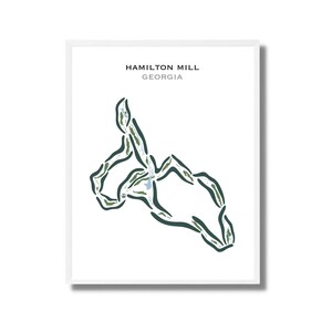 以下が含まれることがあります： ゴルフコースのレイアウトが描かれたフレームプリント。ジョージア州のハミルトンミルコースを、白地の背景に緑と青の要素で表現した地図です。「HAMILTON MILL GEORGIA」の文字が上部に表示されています。