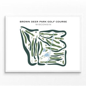 Może przedstawiać: Oprawiony wydruk pola golfowego Brown Deer Park w Wisconsin. Układ pola jest przedstawiony w kolorze zielonym i niebieskim, z tekstem u góry. Wydruk jest na białym tle.