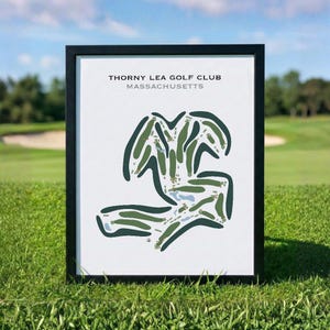 Pode incluir: Uma impressão emoldurada apresentando um mapa estilizado do Thorny Lea Golf Club em Massachusetts. O gráfico exibe fairways verde-escuros, rough verde-claro e obstáculos de água azul-claros em um fundo branco com texto preto e cinza.