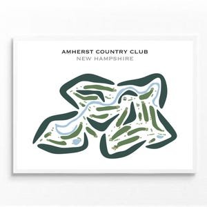 Könnte beinhalten: Ein gerahmter Druck mit einer stilisierten Karte des Amherst Country Club in New Hampshire. Die Karte verwendet Grün- und Blautöne, um den Golfplatz auf weißem Hintergrund darzustellen. Der Text "AMHERST COUNTRY CLUB NEW HAMPSHIRE" befindet sich oben.