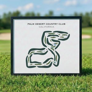 Könnte beinhalten: Gerahmter Druck des Golfplatzes Palm Desert Country Club in Kalifornien. Der Golfplatz ist in Grün auf weißem Hintergrund dargestellt, mit dem Namen und dem Standort des Clubs oben.
