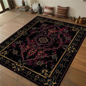 Könnte beinhalten: Schwarzer Teppich mit einem goldenen und roten geometrischen Muster. Der Teppich hat ein traditionelles Design mit komplizierten Details.