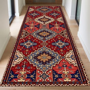 Może przedstawiać: Czerwony, niebieski i złoty dywanik do korytarza z tradycyjnym wzorem. Dywanik ma geometryczny wzór z motywami kwiatowymi.