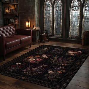 Puede incluir: Una alfombra rectangular con fondo oscuro y diseños florales. La alfombra presenta un borde y varios paneles rectangulares, cada uno mostrando un arreglo floral diferente en tonos de rojo, rosa, amarillo y morado. La alfombra está colocada sobre un suelo de madera.