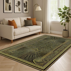 Peut inclure: Un tapis rectangulaire noir avec un motif géométrique doré. Le tapis présente un motif central en forme d'éventail et une bordure avec un motif linéaire répétitif. Il est posé sur un sol en bois clair dans un salon.