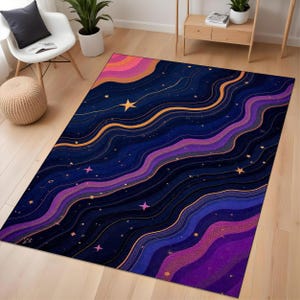 Könnte beinhalten: Rechteckiger Teppich mit einem kosmischen Design. Der Teppich hat einen dunkelblauen Hintergrund mit wellenförmigen Linien in Lila, Gold und Rosa. Goldene Sterne und kleine Punkte sind über die Oberfläche verstreut und erzeugen ein kosmische Thema.