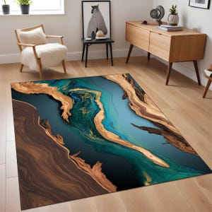 Op de afbeelding: Abstract vloerkleed met een blauw, groen en gouden ontwerp op een bruine houten achtergrond.