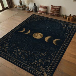 Può includere: Un tappeto blu scuro con un motivo floreale dorato e un design a mezzaluna. Il tappeto presenta un motivo ripetitivo di lune in diverse fasi.