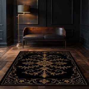 Könnte beinhalten: Ein rechteckiger schwarzer Teppich mit goldenem Blumenmuster. Der Teppich hat ein zentrales Blumendesign und einen Rand mit Scrollmustern. Er liegt auf einem Holzboden in einem Raum mit dunklen Wänden und einem Ledersofa.