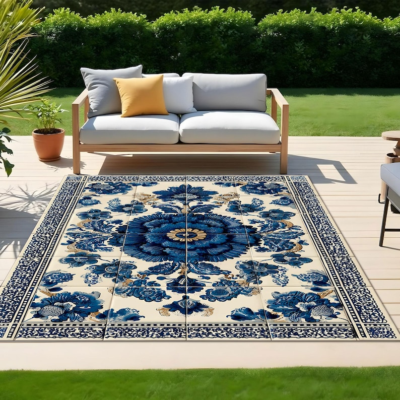 Pu&ograve; includere: Un tappeto rettangolare caratterizzato da un motivo floreale ripetuto in blu e crema, con un medaglione centrale e un bordo decorativo. Il design &egrave; composto da intricati motivi botanici blu scuro su uno sfondo color crema chiaro.