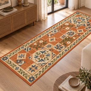 Può includere: Un tappeto rettangolare a passatoia con un motivo ripetitivo ispirato alle piastrelle nei toni dell'arancione bruciato, crema, blu navy e verde salvia. Il design include motivi floreali, forme geometriche a stella e un bordo a foglie.