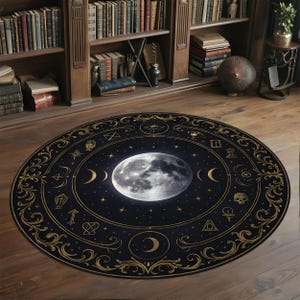 Pode incluir: Tapete redondo preto com um design celestial com uma grande lua, luas crescentes, estrelas e elementos decorativos dourados. O tapete tem uma borda detalhada com vários símbolos. O tapete está em um chão de madeira.