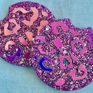 Sottobicchieri per auto olografici personalizzati (set da 2) – Accessori per auto con stampa leopardata glitterata personalizzabili