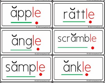 Op de afbeelding: Educatieve flashcards met woorden als "appel", "kaars" en "ratel" in zwarte letters, de laatste lettergreep rood. Elke kaart heeft een groene lijn en een rode stip. De tekst "©2024 Homeschool Cart" staat onderaan elke kaart.