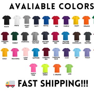 以下が含まれることがあります： 黒、白、ネイビー、赤など、さまざまな色のTシャツを紹介する画像です。「AVALIABLE COLORS」の文字が上にあり、「FAST SHIPPING!!!」の文字が下にあります。