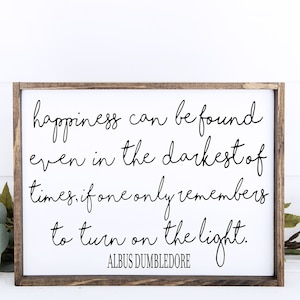 La felicidad se puede encontrar incluso en los momentos más oscuros si solo uno recuerda encender la luz - letrero de madera - Dumbledore - citas - hogar