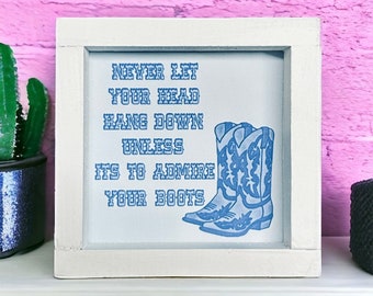 Nunca dejes que tu cabeza cuelgue a menos que sea para admirar tus botas - mini letrero enmarcado en madera - vaquera costera - decoración occidental - moderno - retro