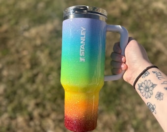 Vaso Stanley con diseño ombré arcoíris (hecho a pedido)
