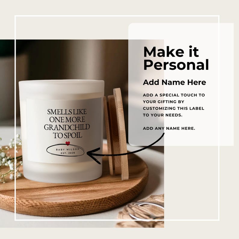 Pu&ograve; includere: Una candela bianca con la scritta "SMELLS LIKE ONE MORE GRANDCHILD TO SPOIL" e "BABY WILSON EST. 2026". La candela &egrave; su un vassoio di legno con un coperchio di legno. L'immagine include anche il testo "Make it Personal".