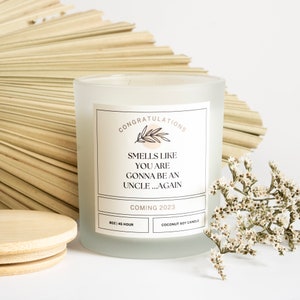Può includere: Candela in vetro bianco opaco con un'etichetta che recita "Congratulazioni, Sa di essere un zio...di nuovo, Arrivo 2023, 8oz | 45 ore, Candela di soia al cocco".