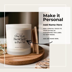 Pu&ograve; includere: Una candela bianca con la scritta "Smells Like One More Fire for Sarah to Put Out" su un vassoio di legno. La candela &egrave; accanto a fiammiferi di legno. &Egrave; visibile anche il testo "Make it Personal".